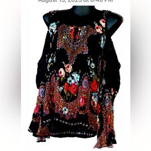Like new ladies cold shoulder blouse size Lg, flowing crocheted sleeves